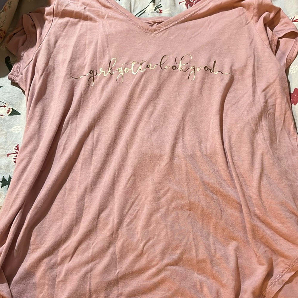 Cute tshirt that says , “Girl Gotta look good “